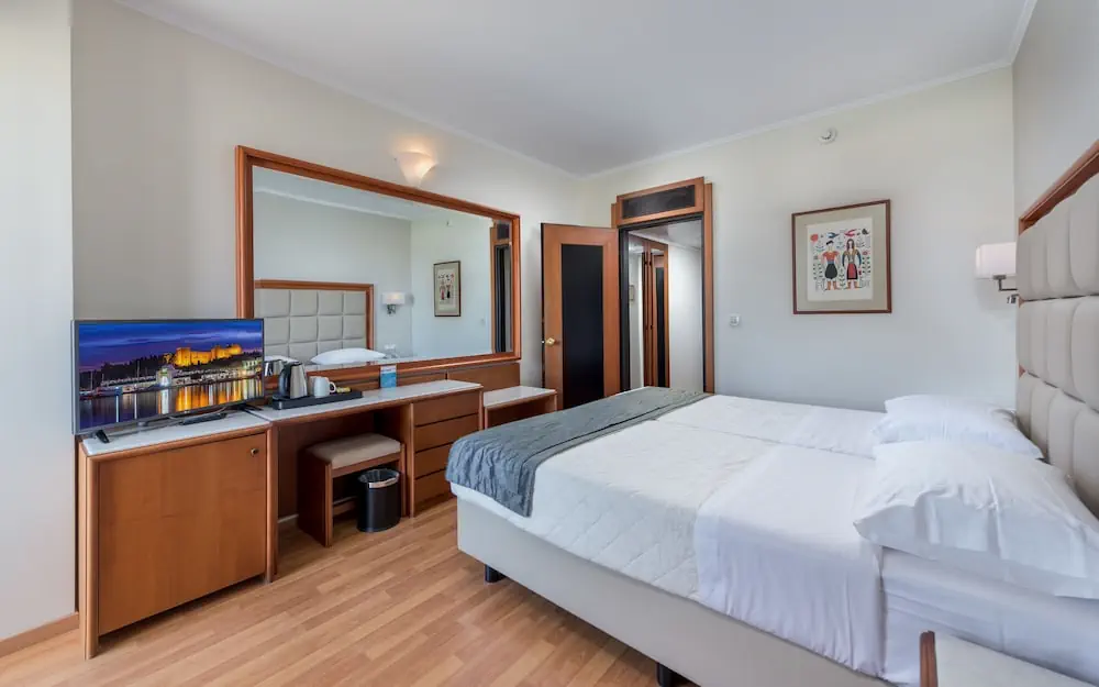 HOTEL: Apollo Beach