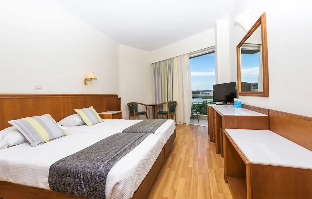 HOTEL: Apollo Beach