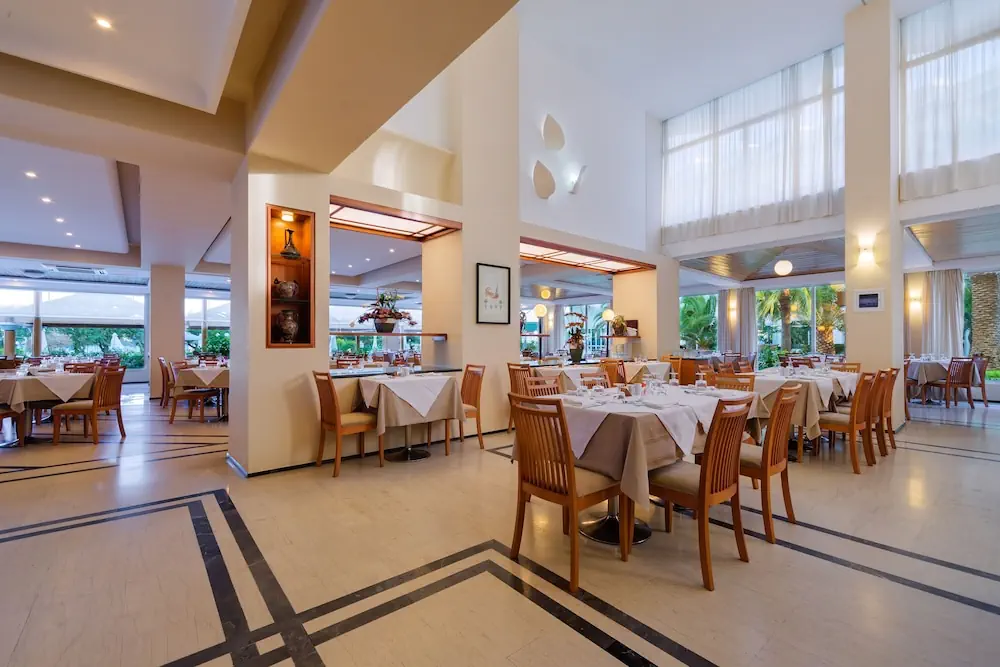 HOTEL: Apollo Beach