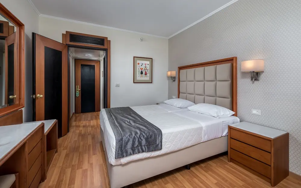 HOTEL: Apollo Beach
