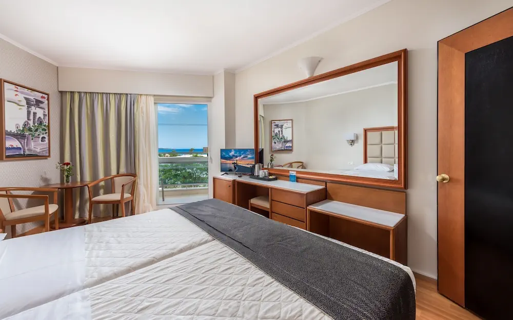 HOTEL: Apollo Beach