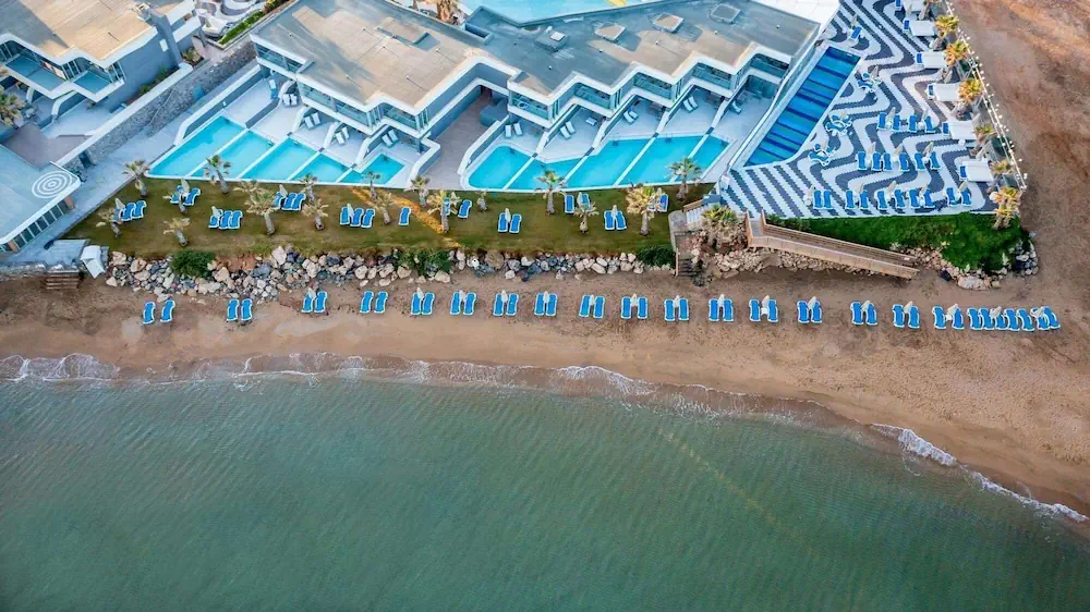 HOTEL: Arina Beach Resort