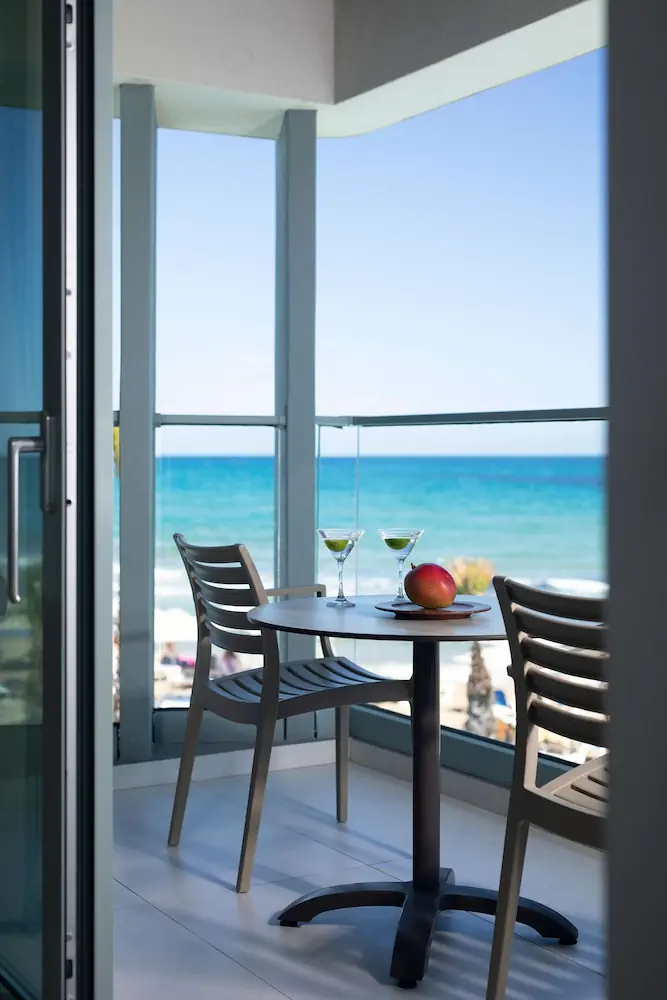 HOTEL: Arina Beach Resort