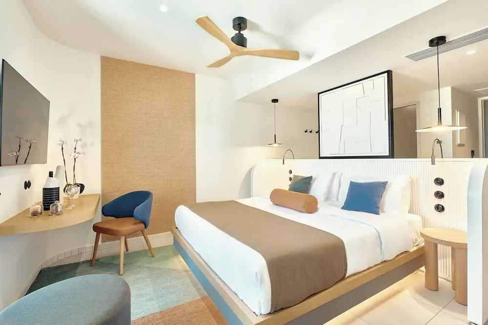 HOTEL: Paralos Kosta Alímia