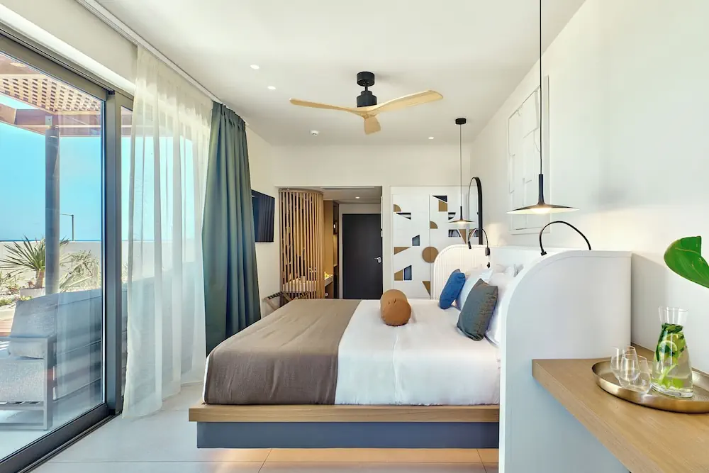 HOTEL: Paralos Kosta Alímia
