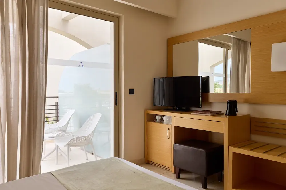HOTEL: Atlantica Amalthia Beach Hotel – Adults only