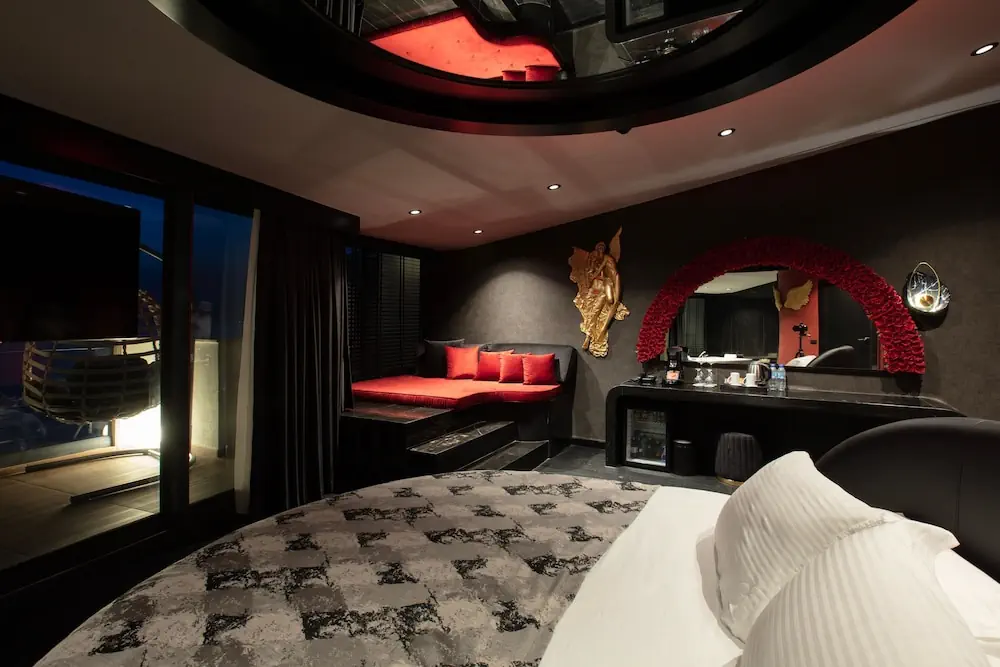 HOTEL: Charisma De Luxe Hotel