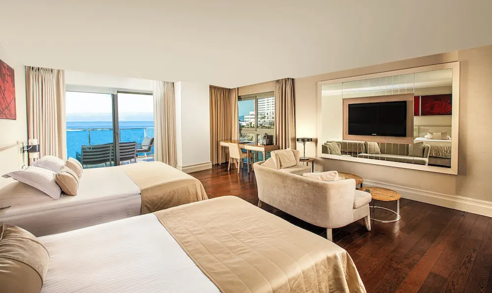 HOTEL: Charisma De Luxe Hotel