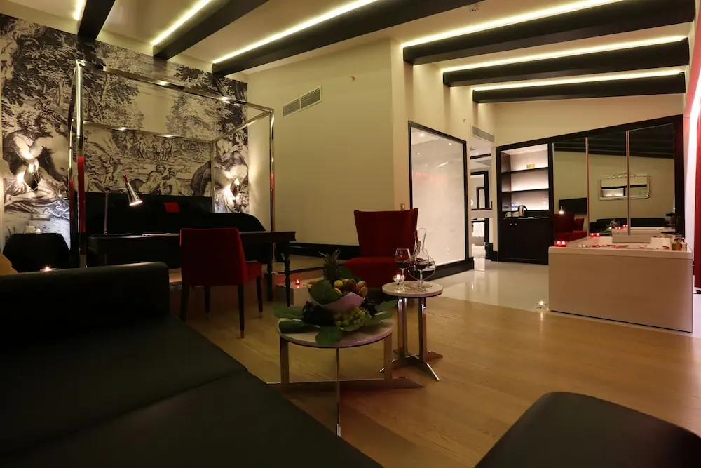 HOTEL: Charisma De Luxe Hotel