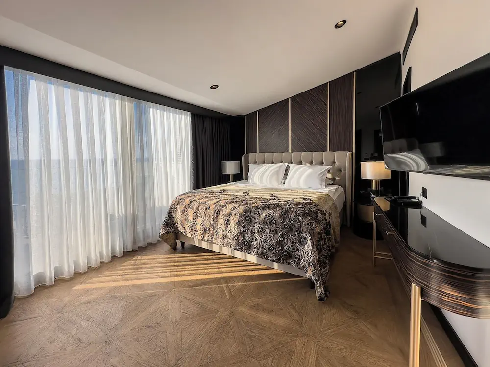 HOTEL: Charisma De Luxe Hotel