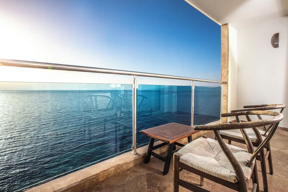 HOTEL: Charisma De Luxe Hotel