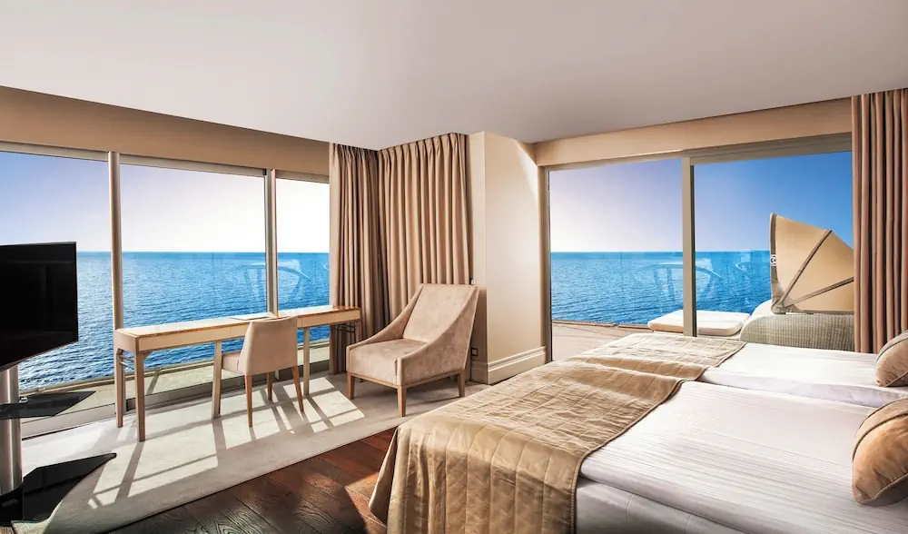 HOTEL: Charisma De Luxe Hotel