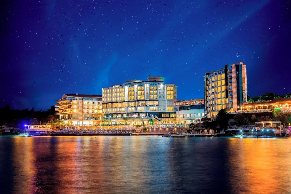 HOTEL: Charisma De Luxe Hotel