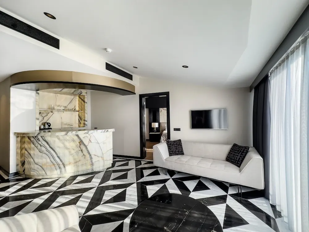 HOTEL: Charisma De Luxe Hotel