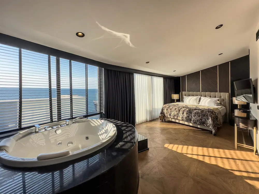 HOTEL: Charisma De Luxe Hotel