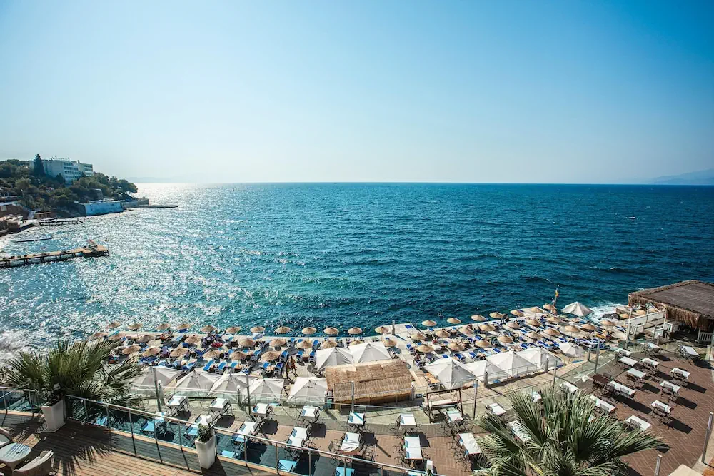 HOTEL: Charisma De Luxe Hotel