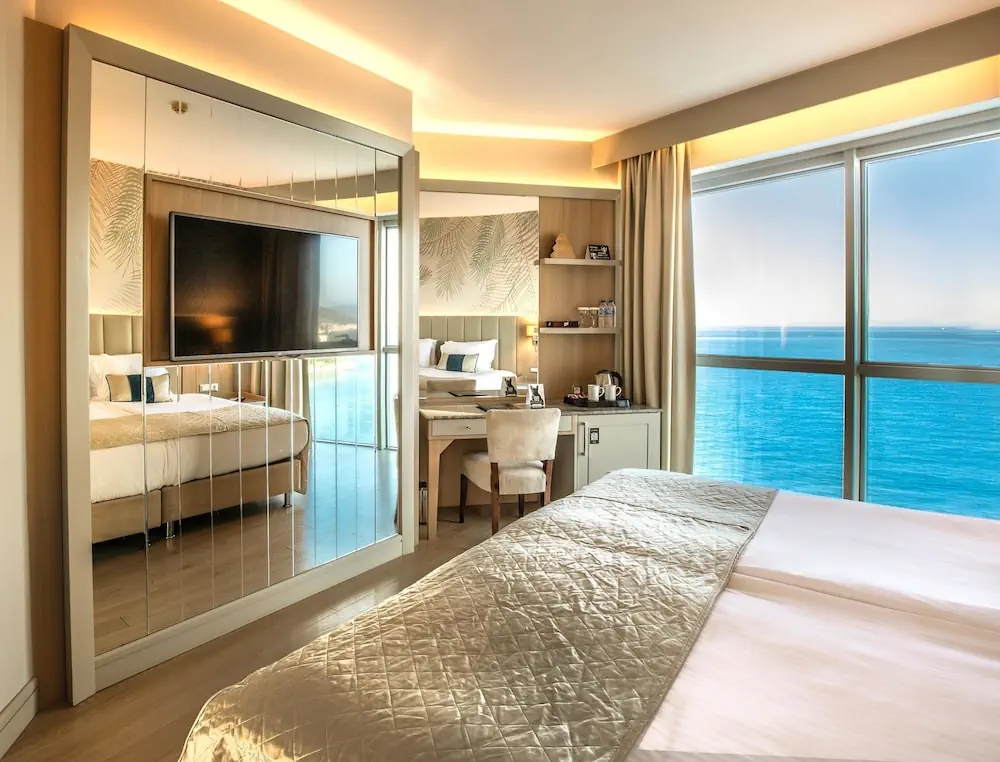 HOTEL: Charisma De Luxe Hotel