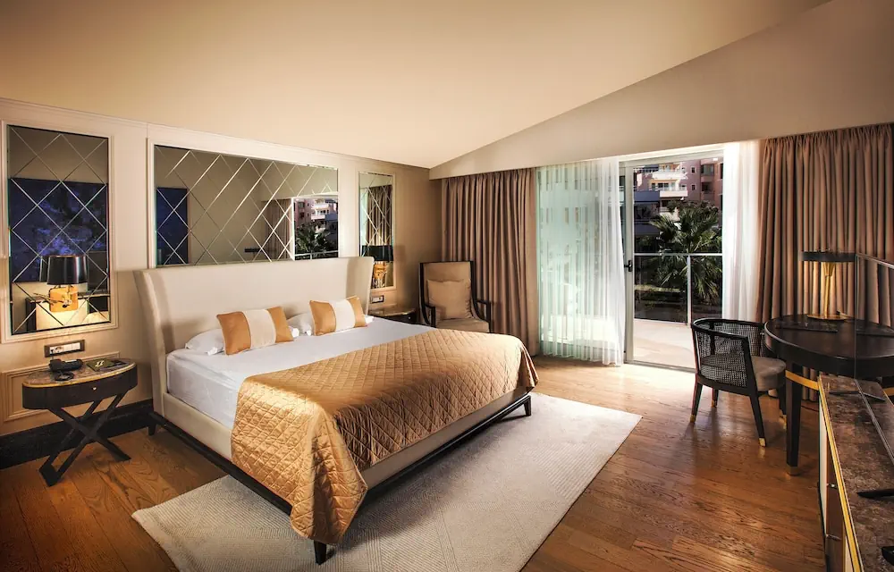 HOTEL: Charisma De Luxe Hotel