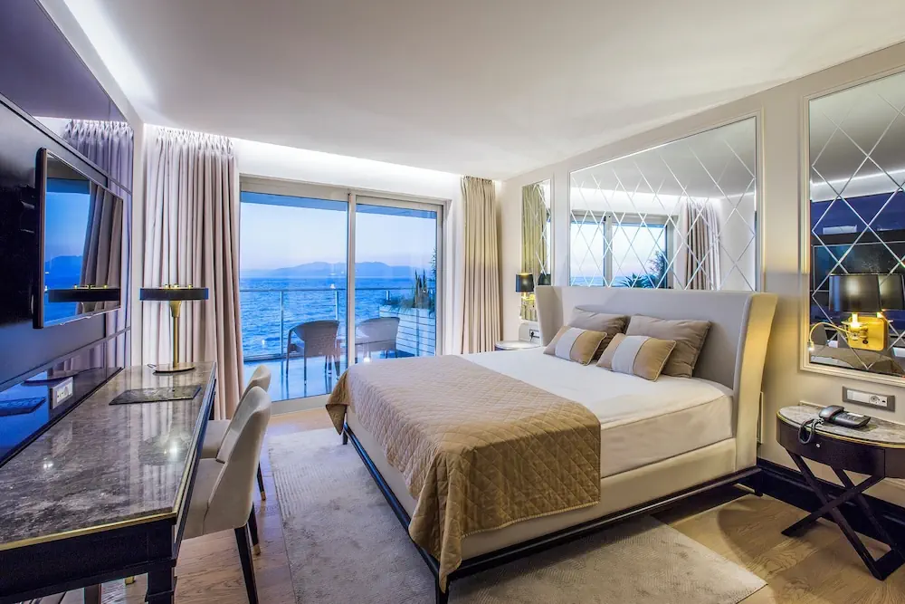 HOTEL: Charisma De Luxe Hotel