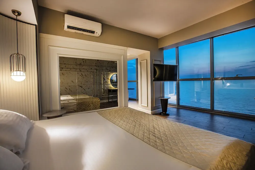 HOTEL: Charisma De Luxe Hotel