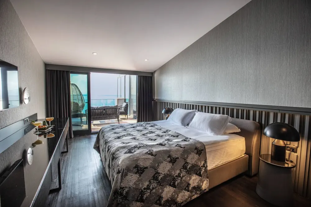 HOTEL: Charisma De Luxe Hotel