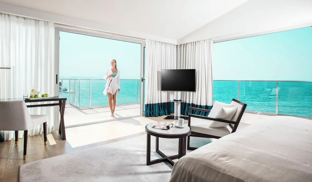 HOTEL: Charisma De Luxe Hotel