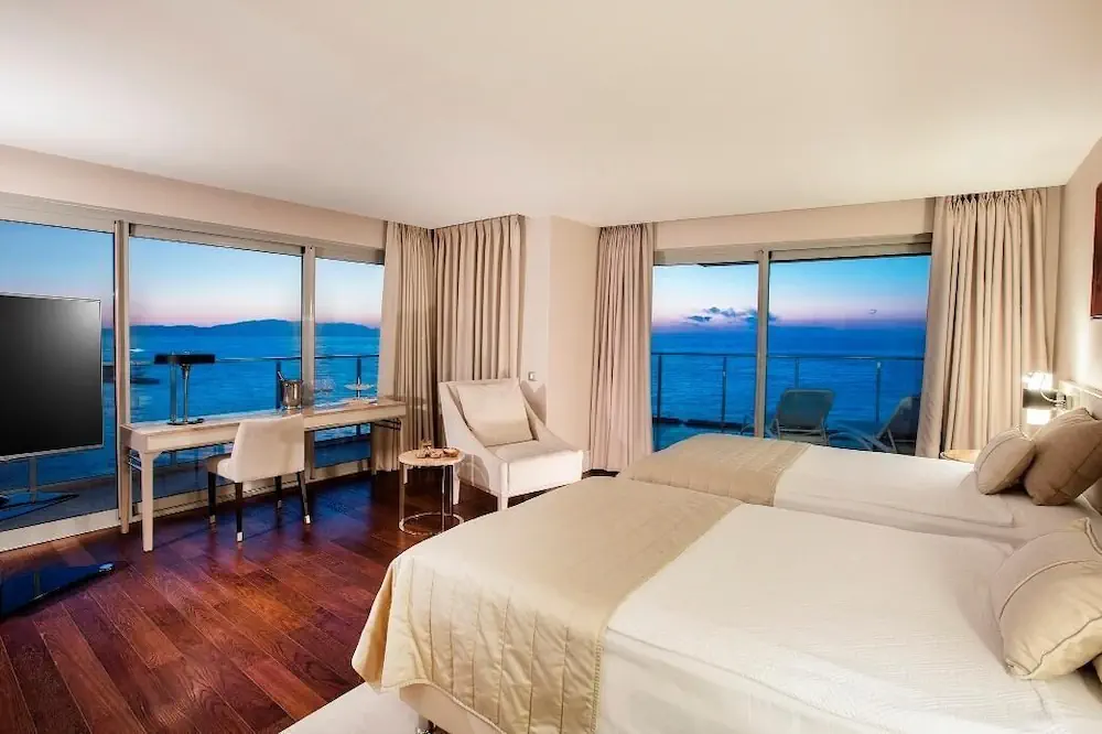 HOTEL: Charisma De Luxe Hotel