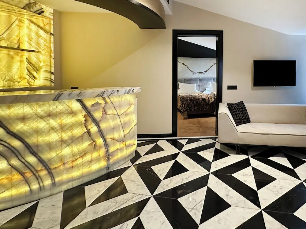 HOTEL: Charisma De Luxe Hotel