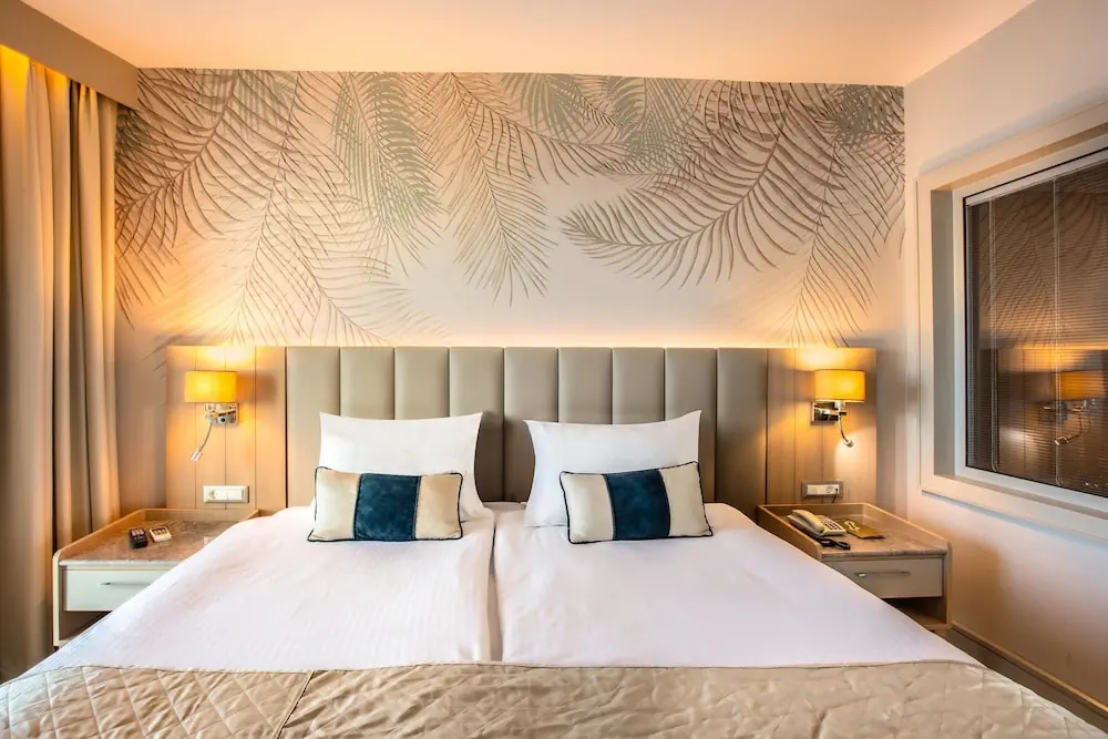 HOTEL: Charisma De Luxe Hotel