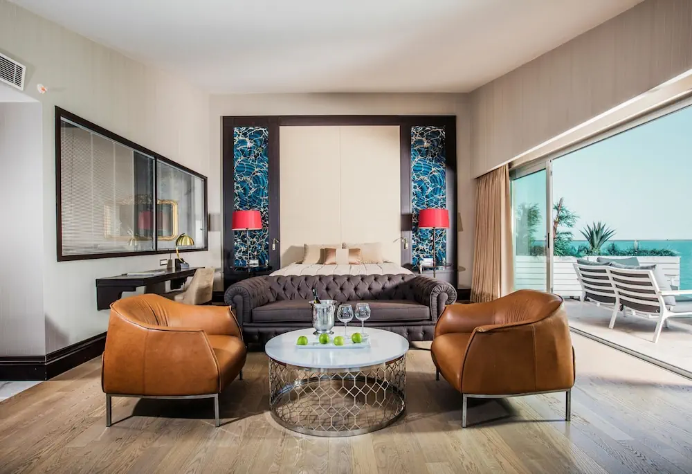 HOTEL: Charisma De Luxe Hotel