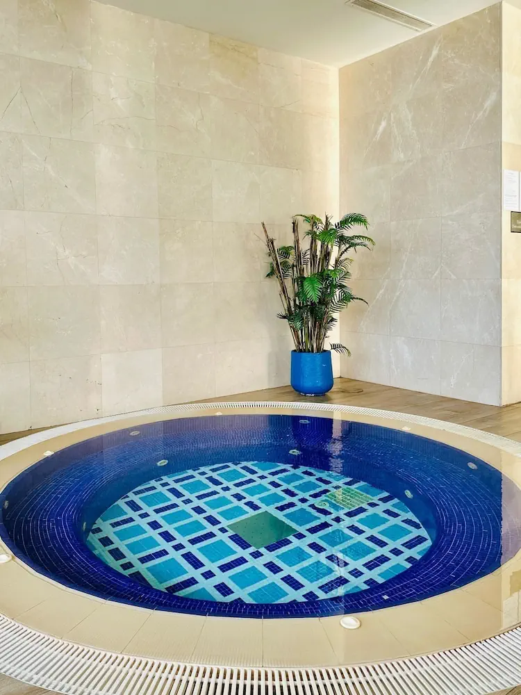 HOTEL: Charisma De Luxe Hotel