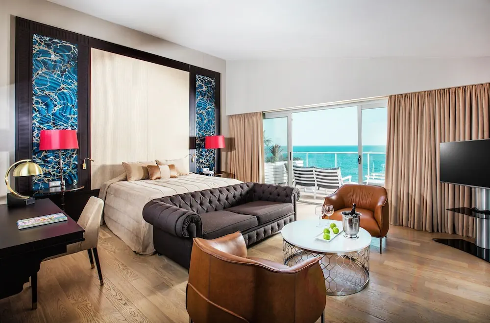 HOTEL: Charisma De Luxe Hotel