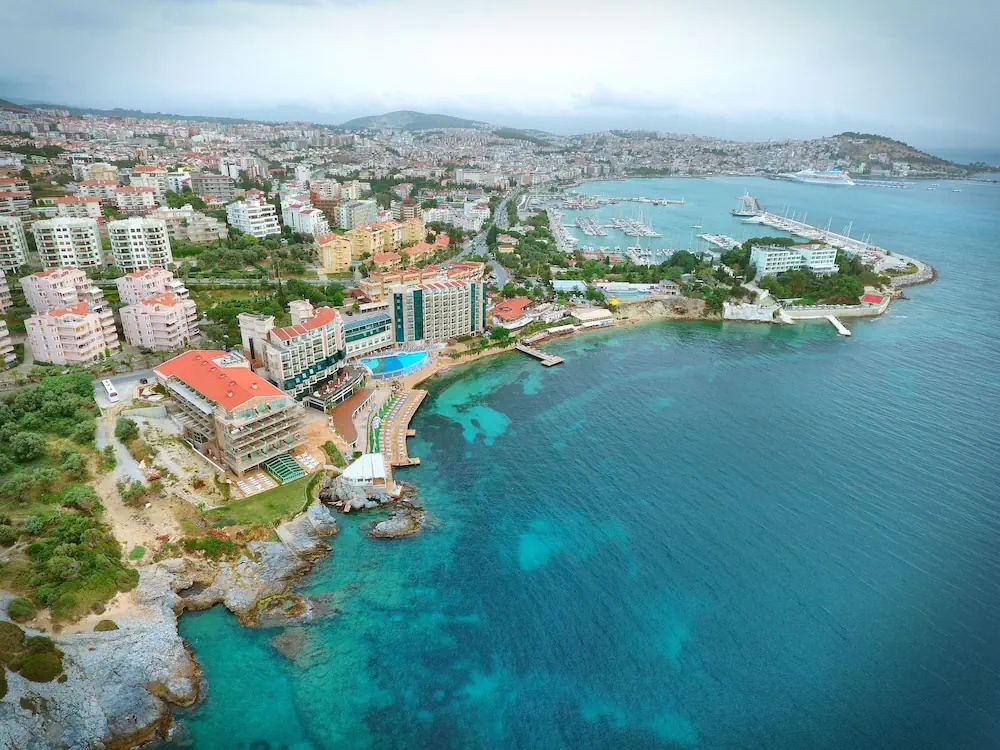 HOTEL: Charisma De Luxe Hotel