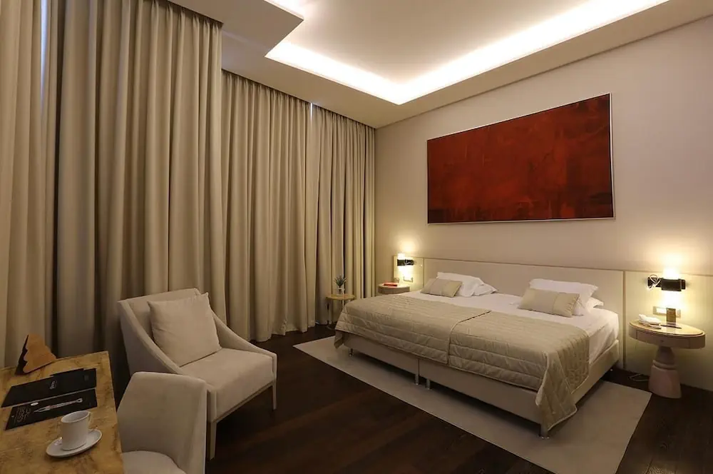 HOTEL: Charisma De Luxe Hotel