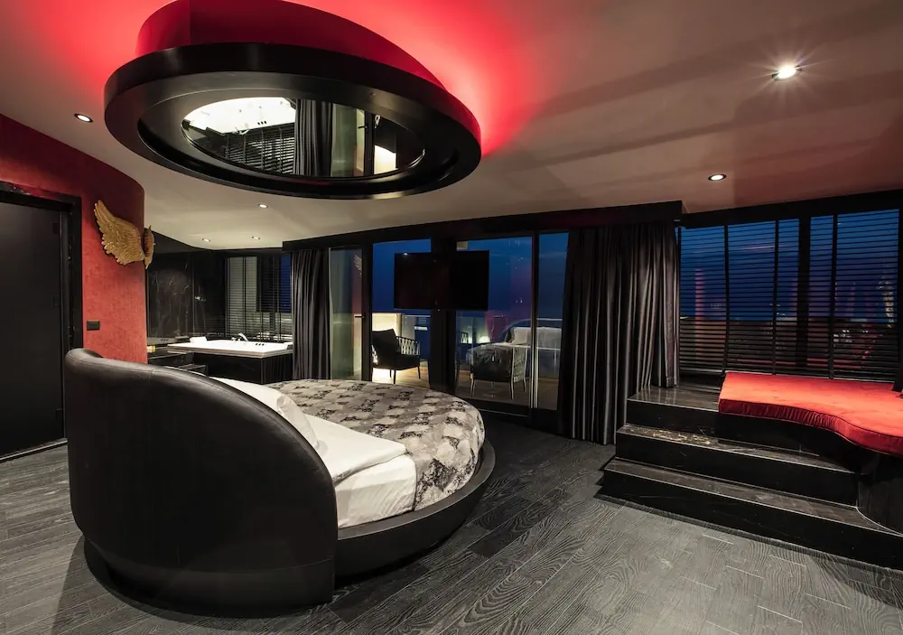HOTEL: Charisma De Luxe Hotel