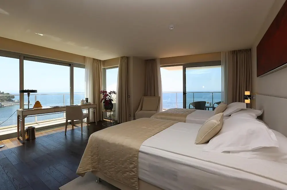 HOTEL: Charisma De Luxe Hotel