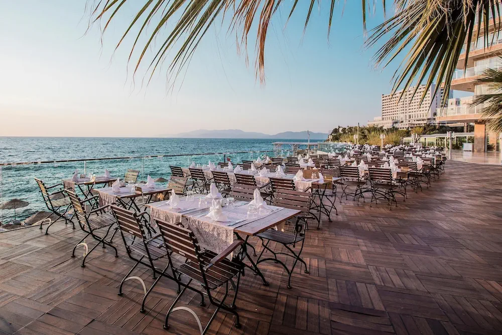 HOTEL: Charisma De Luxe Hotel