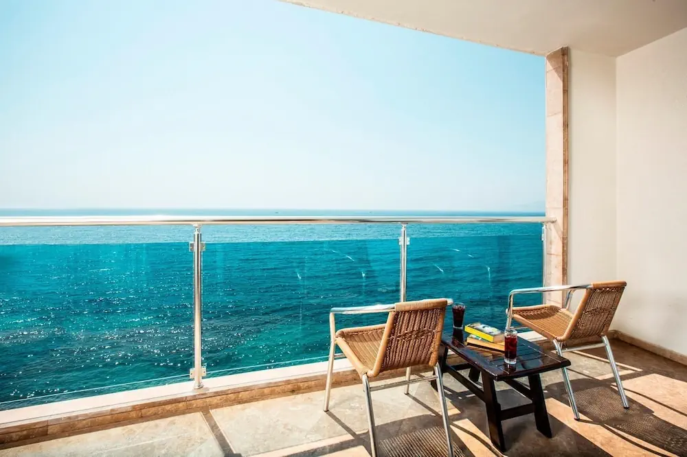 HOTEL: Charisma De Luxe Hotel