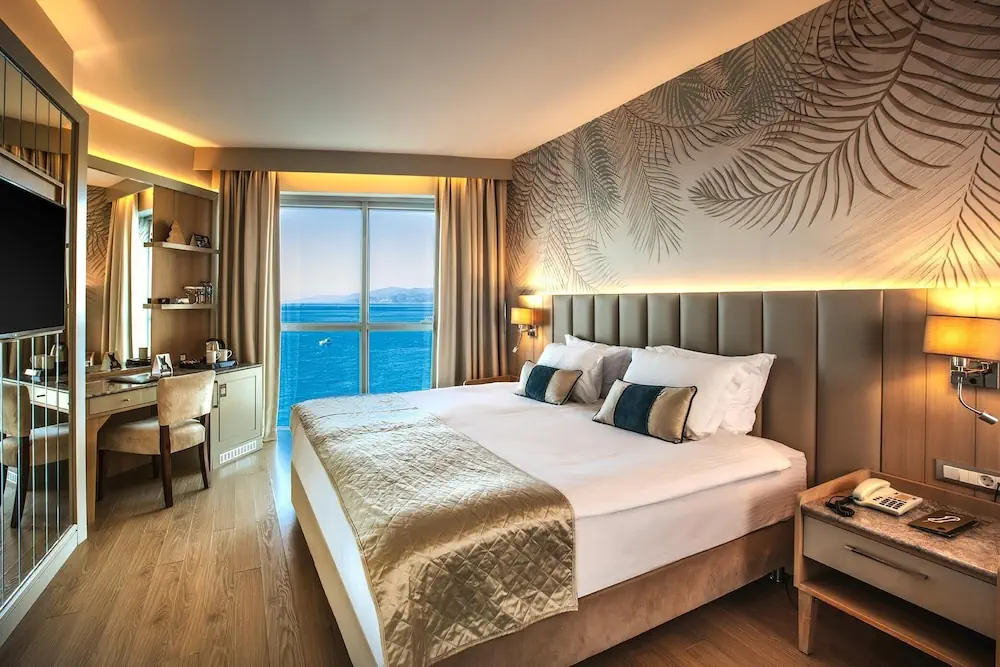 HOTEL: Charisma De Luxe Hotel