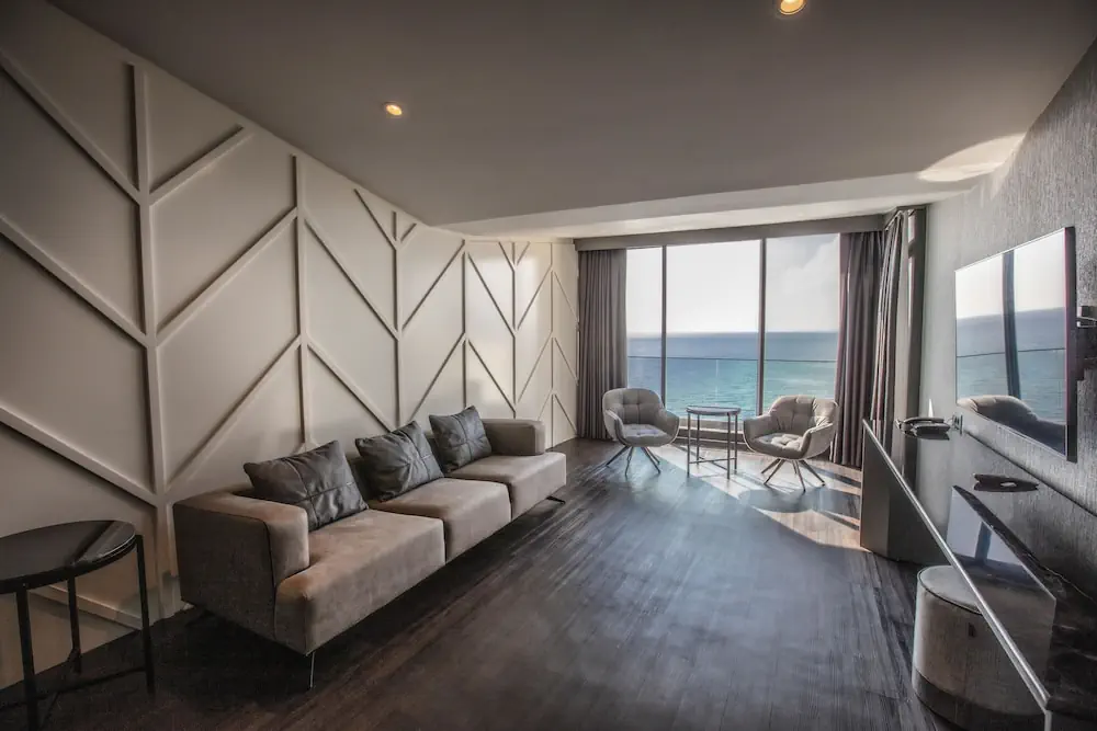 HOTEL: Charisma De Luxe Hotel