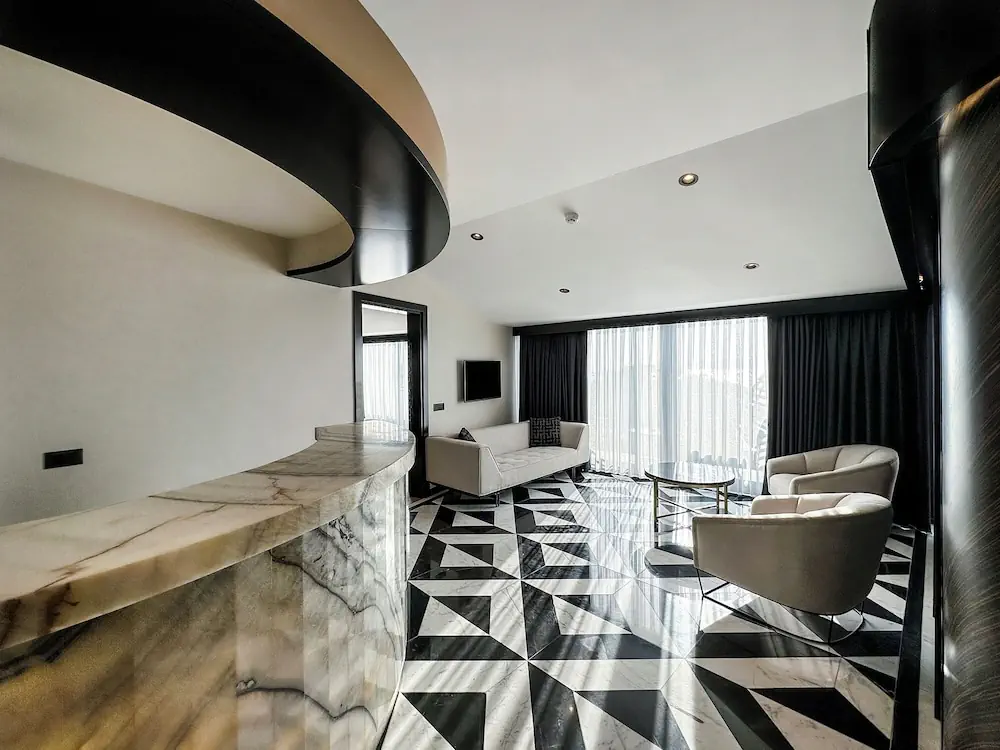 HOTEL: Charisma De Luxe Hotel
