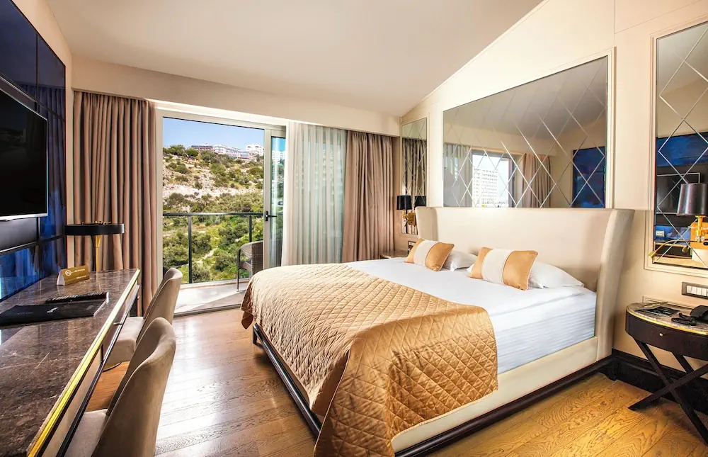 HOTEL: Charisma De Luxe Hotel