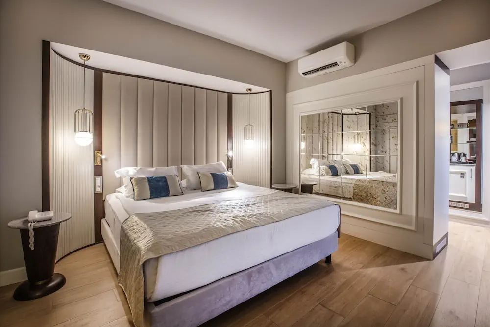 HOTEL: Charisma De Luxe Hotel