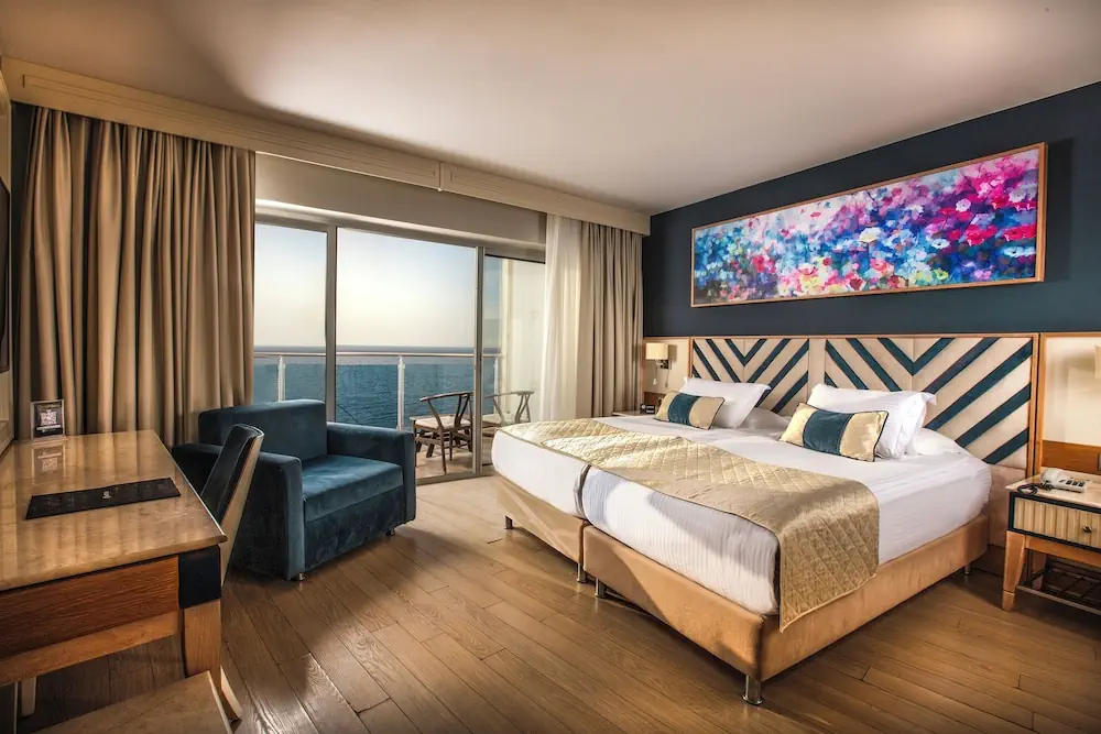 HOTEL: Charisma De Luxe Hotel