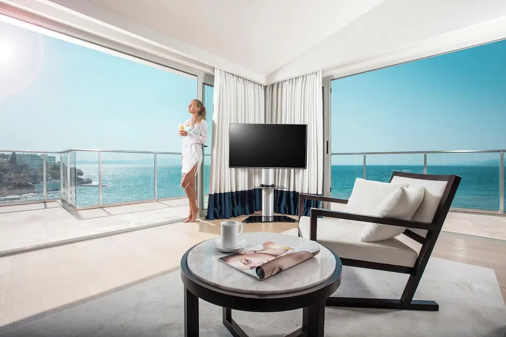 HOTEL: Charisma De Luxe Hotel