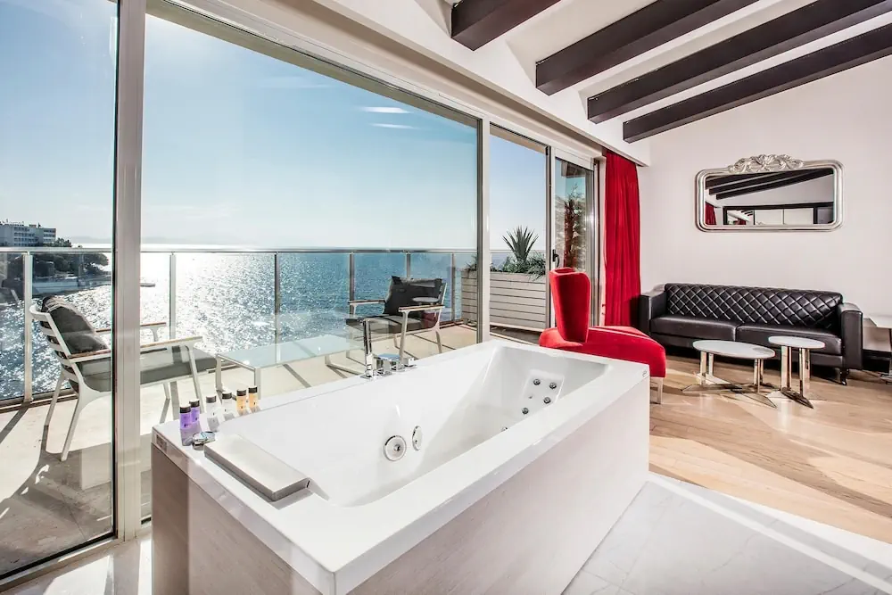 HOTEL: Charisma De Luxe Hotel