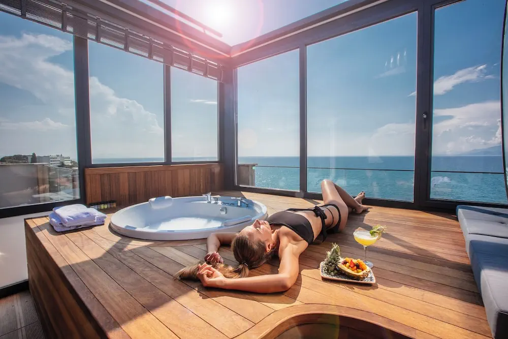 HOTEL: Charisma De Luxe Hotel