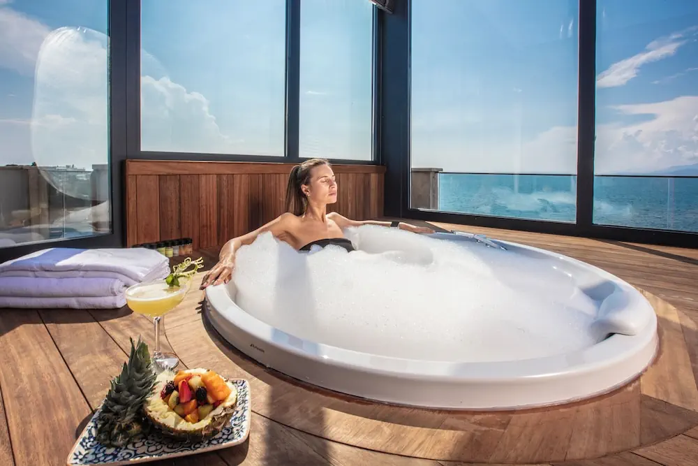 HOTEL: Charisma De Luxe Hotel