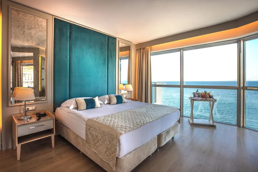 HOTEL: Charisma De Luxe Hotel