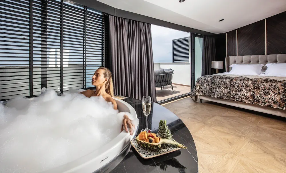 HOTEL: Charisma De Luxe Hotel